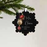 Zwart rood goud kerstballen decor ornament kaart<br><div class="desc">Een moderne zwart gekleurde achtergrond. Versierd met rode en gouden ballen en wat groen en een dennenappel. Personaliseer en voeg jouw naam toe,  jaar. Tekst: Vrolijk kerstfeest</div>