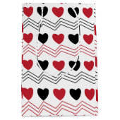 Zwart rood harten Chevron streep patroon Medium Cadeauzakje (Voorkant)