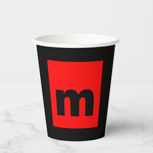 Zwart Rood Monogram Initiaal Letter Modern Plain Papieren Bekers (Voorkant)