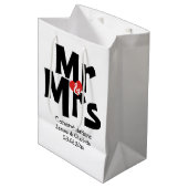 Zwart Rood Vetgedrukte Moderne Gepersonaliseerde M Medium Cadeauzakje (Voorkant Gekanteld)