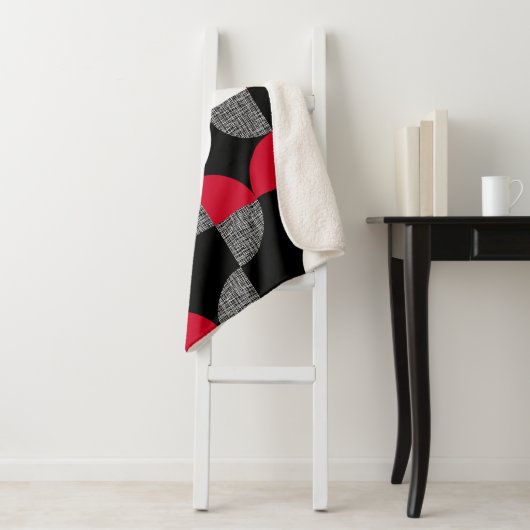 Zwart, rood, wit geometrisch geruite patroon. sherpa deken (In situ)