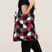 Zwart, rood, wit geometrisch geruite patroon. tote bag (Dichtbij)