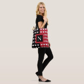 Zwart Rood Witte Hart Monogram Beginletter Tote Bag (Op model)