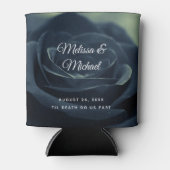 Zwart Roos Bloem Donker Gotische Vibe Bruiloft Blikjeskoeler (Voorkant)