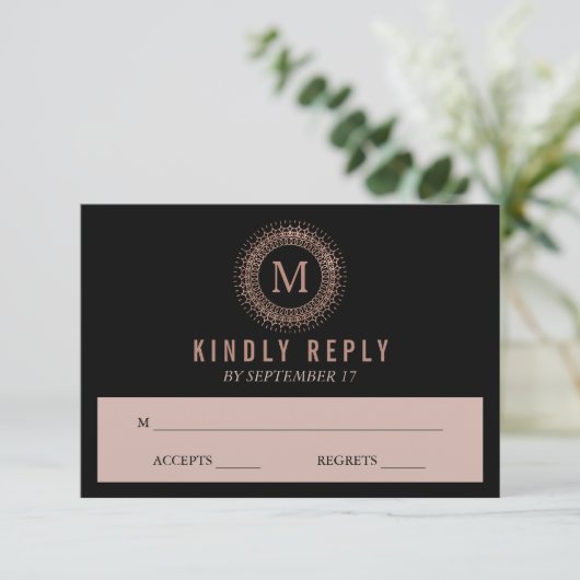 Zwart Roos Gold Deco Monogram Weddenschap RSVP Kaartje (Staand voorkant)