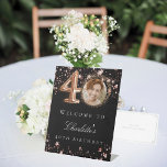 Zwart roos goud 40e foto verjaardagsfeestje welkom reclamebord met voetstuk<br><div class="desc">Een welkomstbord voor een 40e verjaardagsfeestje. Zwarte achtergrond en roos goudkleurige sterren. Personaliseer en voeg een naam en foto toe.</div>