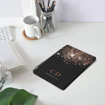 Zwart roos goud glitter monogram naam elegant iPad pro cover<br><div class="desc">Een zwarte achtergrond met een gouden glitterlaag van roos. Pas uw monogram initialen en naam aan en voeg deze toe. Roos goud en witte gekleurde tekst.</div>