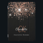 Zwart roos goud glitter monogram naam elegant iPad pro cover<br><div class="desc">Een zwarte achtergrond met een gouden glitterlaag van roos. Pas uw voornaam,  monogram initialen en volledige naam aan en voeg deze toe. Roos goud en witte gekleurde tekst. De voornaam wordt geschreven met een modern handgeschreven stijlmanuscript met letters.</div>