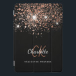 Zwart roos goud glitter monogram naam elegant iPad pro cover<br><div class="desc">Een zwarte achtergrond met een gouden glitterlaag van roos. Pas uw voornaam,  monogram initialen en volledige naam aan en voeg deze toe. Roos goud en witte gekleurde tekst. De voornaam wordt geschreven met een modern handgeschreven stijlmanuscript met letters.</div>