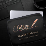 Zwart roos goud laptop sleeve<br><div class="desc">Een zwarte achtergrond en een roos gouden handtekeningpen. Elegant hand lettered stijlmanuscript. Personaliseer en voeg Jouw naam,  titel toe.</div>