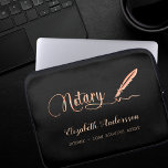 Zwart roos goud laptop sleeve<br><div class="desc">Een zwarte achtergrond en een roos gouden handtekeningpen. Elegant hand lettered stijlmanuscript. Personaliseer en voeg Jouw naam, titel toe.</div>