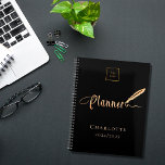 Zwart roos gouden typografie business logo 2025 planner<br><div class="desc">Een zwarte achtergrond van de kikkervis,  versierd met een veerpen. Pas uw bedrijf,  bedrijf logo,  naam en jaar aan en voeg deze toe. Gouden tekst: Planner</div>