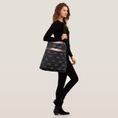 Zwart roos goudmonogram initiaal patroonnaam crossbody tas (Op model)