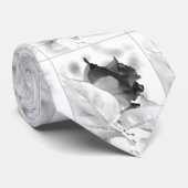 Zwart roos op wit stropdas, artistiek en uniek stropdas (Opgerold)