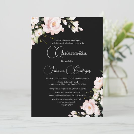 Zwart Roze Bloemen Quinceanera uitnodiging (Staand voorkant)