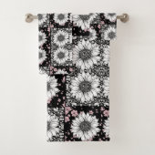Zwart, Roze en Witte Bloemen Patchwork Patroon Bad Handdoek (Insitu)