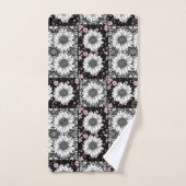 Zwart, Roze en Witte Bloemen Patchwork Patroon Bad Handdoek (Handdoek)