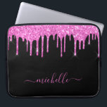 Zwart roze glitter druppelt het glans op laptop sleeve<br><div class="desc">Een elegante, girale en glazen laptophoes. Roze, paars gekleurde faux druppels. Een zwarte achtergrond. Pas een naam aan en voeg een naam toe, geschreven met een groot modern handgeschreven stijlmanuscript met swashes. Roze gekleurde letters. Om de spoelbeurten te houden schrap slechts de steekproefnaam, verlaat de ruimten of emoji's voor en...</div>