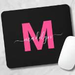 Zwart-roze monogram scriptnaam muismat<br><div class="desc">Gepersonaliseerde Girly Modern Zwart en Roze Script Initiaal Monogram Muismat. Voeg een vleugje vrouwelijke charme en sophisticatie toe aan uw werkruimte met dit chique muismatje. Het beschikt over een gedurfde magenta hot pink initiaal gecentreerd op een strakke zwarte achtergrond, het creëren van een stijlvol en girly design. Perfect voor studenten,...</div>