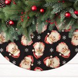 Zwart  Santa Claus Gezicht Waterverf Kerstboom Rok<br><div class="desc">Voeg een vleugje nostalgische charme toe aan uw vakantiedecor met onze Black Santa Claus Face Waterverf Tree Skirt! Deze feestelijke boomrok heeft een heerlijk waterverf van klassieke Sinterklaasgezichten tegen een levendige achtergrond, versierd met delicate sneeuwvlokken. Perfect voor het brengen van een warme en vreugdevolle sfeer aan uw kerstboom, deze rok...</div>