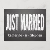 Zwart schoolbord net getrouwd bruiloft aankondigin aankondigingskaart (Voorkant)