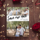 Zwart script 4 Foto's Weddenschap opslaan Onze dat Aankondigingskaart<br><div class="desc">Het huwelijk bewaart het datumbriefkaart u met vier van uw eigen foto's kunt personaliseren,  drie kleiner en één groter. Sparen onze datum wordt diagonaal over het briefkaart in een zwart manuscript geschreven. Voeg uw namen en trouwdatum in een schone doopvont toe.</div>