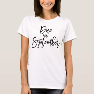 Zwart script verschuldigd in september t-shirt