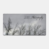 Zwart silhouet takken grijs lucht fotografisch bureaumat (Voorkant)