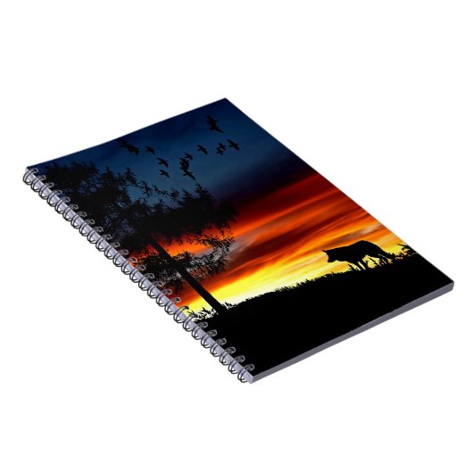 Zwart silhouet van Wolf, vogels en bomen in de zon Notitieboek (Rechterzijde)