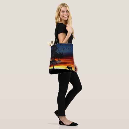 Zwart silhouet van Wolf, vogels en bomen in de zon Tote Bag (Op model)
