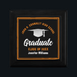 Zwart Sinaasappel Afstuderen Custom 2025 Graduatio Cadeaudoosje<br><div class="desc">Deze moderne zwarte en oranje geschenkdoos op maat is voorzien van stijlvolle typografie van uw middelbare school of universiteitsnaam voor de afstuderen van 2025. Pas je aan met je afstudeerjaar onder het chique handgeschreven script en het witte afstudeerders pet voor een geweldig persoonlijk afstuderen cadeau.</div>