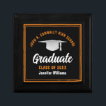 Zwart Sinaasappel Afstuderen Custom 2025 Graduatio Cadeaudoosje<br><div class="desc">Deze moderne zwarte en oranje geschenkdoos op maat is voorzien van stijlvolle typografie van uw middelbare school of universiteitsnaam voor de afstuderen van 2025. Pas je aan met je afstudeerjaar onder het chique handgeschreven script en het witte afstudeerders pet voor een geweldig persoonlijk afstuderen cadeau.</div>