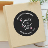 Zwart Stijlvolle Kalligrafie Bruiloft Save the Dat Ronde Sticker