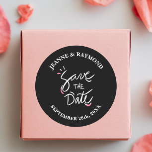 Zwart Stijlvolle Kalligrafie Bruiloft Save the Dat Ronde Sticker