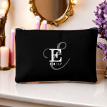 Zwart Stijlvolle Kalligrafie Monogram en Naam Etui<br><div class="desc">Een prachtig accessoirezakontwerp met een stijlvolle weergave van jouw naam en monogram met klassieke serifs en een kalligrafiescript in een gebalanceerde en symmetrische harmonie. De drie elementen gaan samen met een verfijnde harmonie en creëer je eigen personal branding logo. Hier afgebeeld met een chique zwarte achtergrond met monogram elementen in...</div>