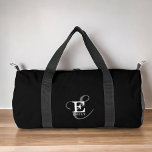 Zwart Stijlvolle Kalligrafie Monogram en Naam Plunjezak<br><div class="desc">Een prachtig duffle bag design met een stijlvolle weergave van jouw naam en monogram met klassieke series en een scripttypografie in een evenwichtige en symmetrische harmonie. De drie elementen gaan samen met een verfijnde harmonie en creëer je eigen persoonlijke branding logo. Hier afgebeeld met een chique zwarte achtergrond met monogram...</div>