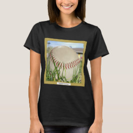 Zwart T-shirt grafisch ontwerp "Softball in gras"