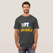 Zwart T-shirt met 'Life on Wheels' tekst. (Voorkant volledig)