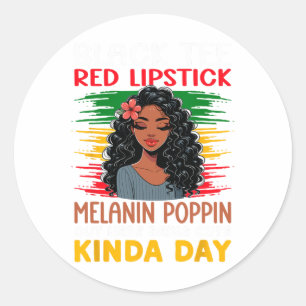 Zwart T-shirt rode lipstick Melanin Poppin hier in Ronde Sticker