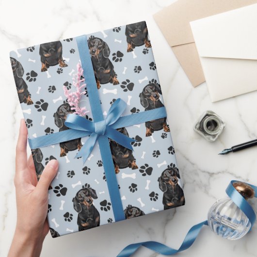 Zwart Tan Dachshund Dog Paw Print Patroon Cadeaupapier (Geschenken)