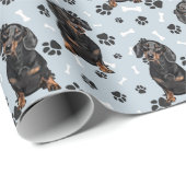Zwart Tan Dachshund Dog Paw Print Patroon Cadeaupapier (Rol Hoek)