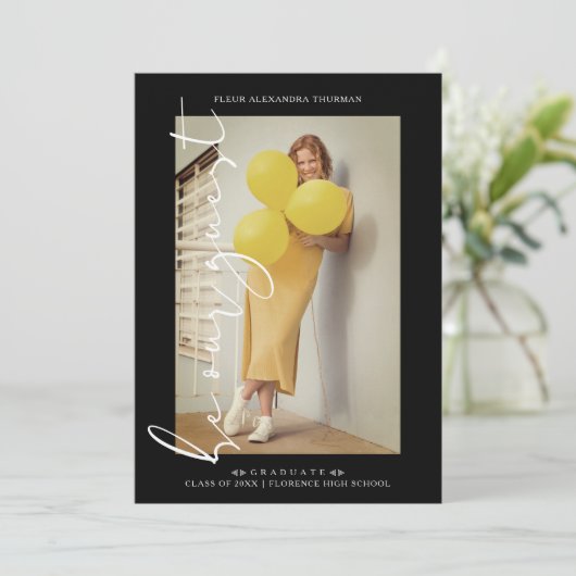 Zwart Trendy Foto Wees onze gast Eenvoudig Afstude Kaart (Staand voorkant)