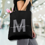 Zwart Trendy Modern Script Naam Monogram Tote Bag<br><div class="desc">Gepersonaliseerde Elegant Zwart Trendy Modern Script Naam Monogram Canvas tas. Voeg een vleugje sophisticatie toe aan je dagelijkse stijl met deze chique canvas tas. Dit tas heeft een strak grijs initiaal met een heldere zwarte achtergrond en een strak en modern design aan beide zijden. Het combineert elegantie met praktische bruikbaarheid....</div>