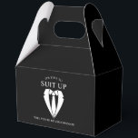 Zwart Trouwpak en Stropdas Groomsman Voorstel Bedankdoosjes<br><div class="desc">Maak uw bruiloft onvergetelijk - Voeg een persoonlijk tintje toe met een groomsman-voorstel voor geschenkdozen met een pak- en stropdas-illustratie met groomsmen-voorstelbericht in een klassiek serif-lettertype.</div>