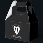 Zwart Trouwpak en Stropdas Groomsman Voorstel Bedankdoosjes<br><div class="desc">Maak uw bruiloft onvergetelijk - Voeg een persoonlijk tintje toe met een groomsman-voorstel voor geschenkdozen met een pak- en stropdas-illustratie met groomsmen-voorstelbericht in een klassiek serif-lettertype.</div>