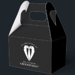 Zwart Trouwpak en Stropdas Groomsman Voorstel Bedankdoosjes<br><div class="desc">Maak uw bruiloft onvergetelijk - Voeg een persoonlijk tintje toe met een groomsman-voorstel voor geschenkdozen met een pak- en stropdas-illustratie met groomsmen-voorstelbericht in een klassiek serif-lettertype.</div>