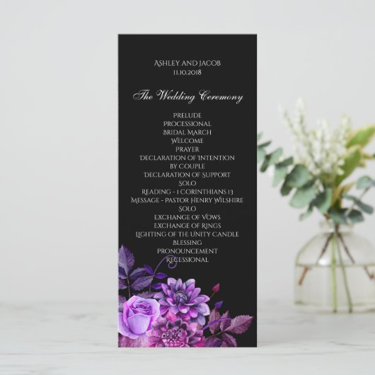 Zwart trouwprogramma. Paarse bloemenceremoniekaart Programmakaart (Staand voorkant)