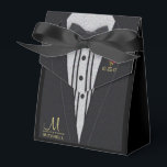 Zwart Tuxedo Monogram met Rode Roos Bedankdoosjes<br><div class="desc">Een zwarte smoking monogram geschenkdoos met een rode roos maakt een zeer elegant en tijdloos geschenkdoosontwerp. Het ontwerp is voor een huwelijksgunst. U kunt het echter gemakkelijk bewerken voor een liefje cadeau, vrijgezellenfeest en meer. Het kunstwerk is van Amelia Carrie die extra accenten als subtiele glittertonen toevoegde aan het smoking...</div>