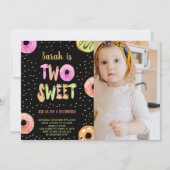 Zwart Twee Zoete Pastel Foto Donut Verjaardag Kaart (Voorkant)