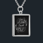 Zwart Vlaams Ketting<br><div class="desc">Pas een uniek cadeau aan uw bruidsmeisjes aan met een zwart Vlaams Ketting. Het ontwerp van het ketting is voorzien van een elegante bladachtige bloei met een overeenkomende gekleurde achtergrond. Pas de naam van de bruidsmeisje aan voor een geliefde herinnering aan je grote dag. Extra trouwbenodigdheden zijn ook beschikbaar bij...</div>